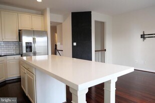 25152 Sweet Myrtle Square in Aldie, VA - Building Photo