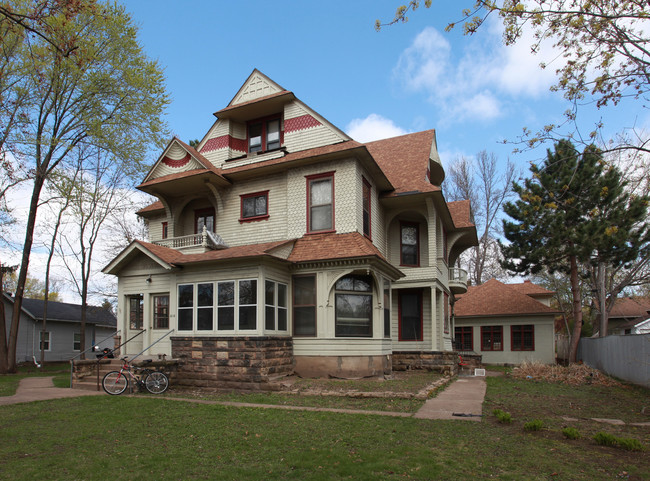 414 Broadway St in Eau Claire, WI - Building Photo - Building Photo