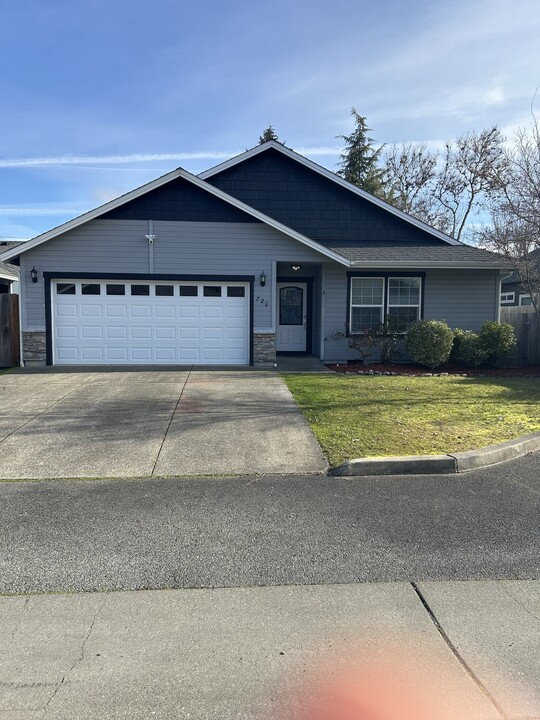 720 Lincoln Rd in Grants Pass, OR - Building Photo