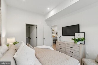 30 W Allens Ln, Unit 208 in Philadelphia, PA - Foto de edificio - Building Photo