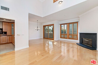 411 N Oakhurst Dr in Beverly Hills, CA - Building Photo - Building Photo