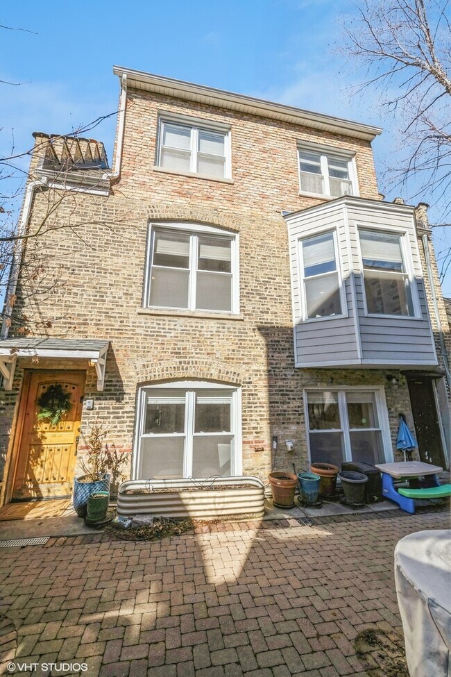 property at 1928 W Bradley Pl
