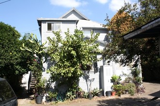 302 E Villa St in Pasadena, CA - Foto de edificio - Building Photo