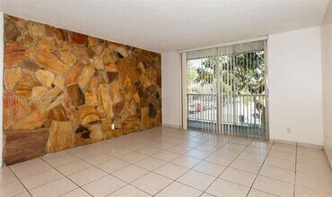 8421 NW 8th St, Unit 203 in Miami, FL - Building Photo - Building Photo