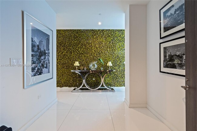 88 SW 7th St in Miami, FL - Building Photo - Building Photo