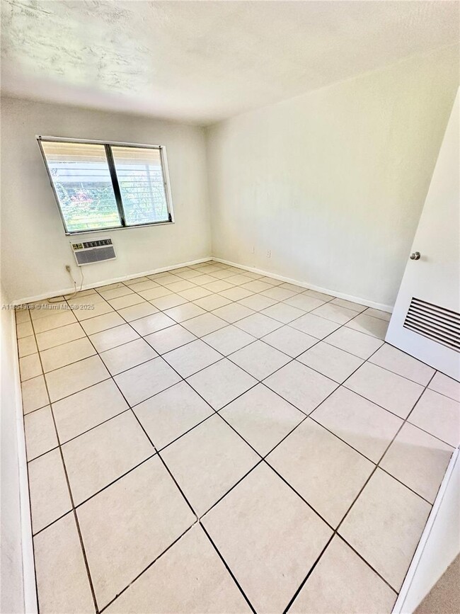 30 Park Dr in Bal Harbour, FL - Foto de edificio - Building Photo