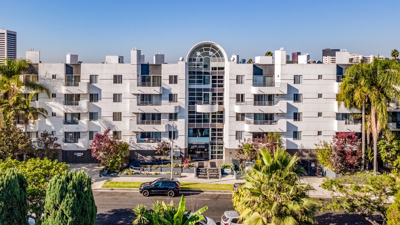 Midvale Towers in Los Angeles, CA - Building Photo