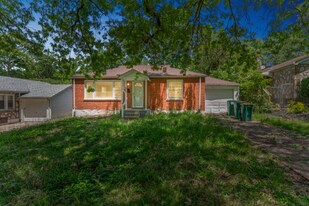 8135 Bloom Dr in St. Louis, MO - Building Photo