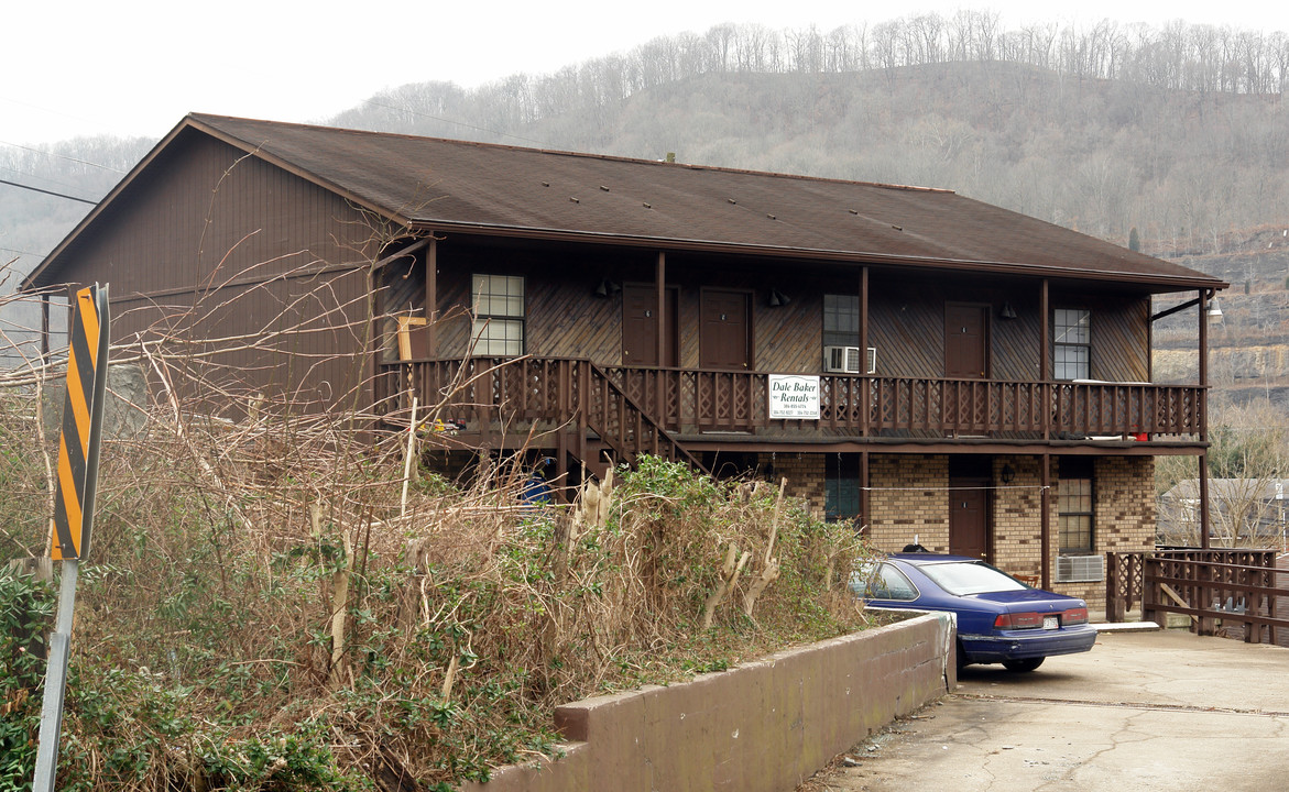 Perry Dr in Chapmanville, WV - Building Photo