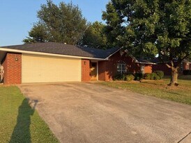 1622 N Plum Tree Dr in Fayetteville, AR - Building Photo