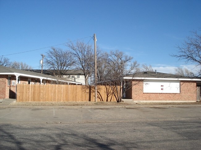 Kirkland & Gregory Drive Apartments in Amarillo, TX - Foto de edificio - Building Photo