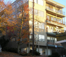 Corona Apartments in Seattle, WA - Building Photo - Building Photo