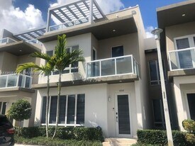 6316 NW 105th Pl in Doral, FL - Building Photo