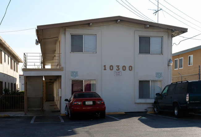 10216-10300 Felton Ave in Inglewood, CA - Foto de edificio - Building Photo