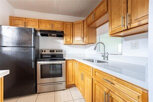 5021 W Oakland Park Blvd in Lauderdale Lakes, FL - Building Photo