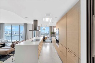 17111 Biscayne Blvd, Unit 1709 in North Miami Beach, FL - Building Photo