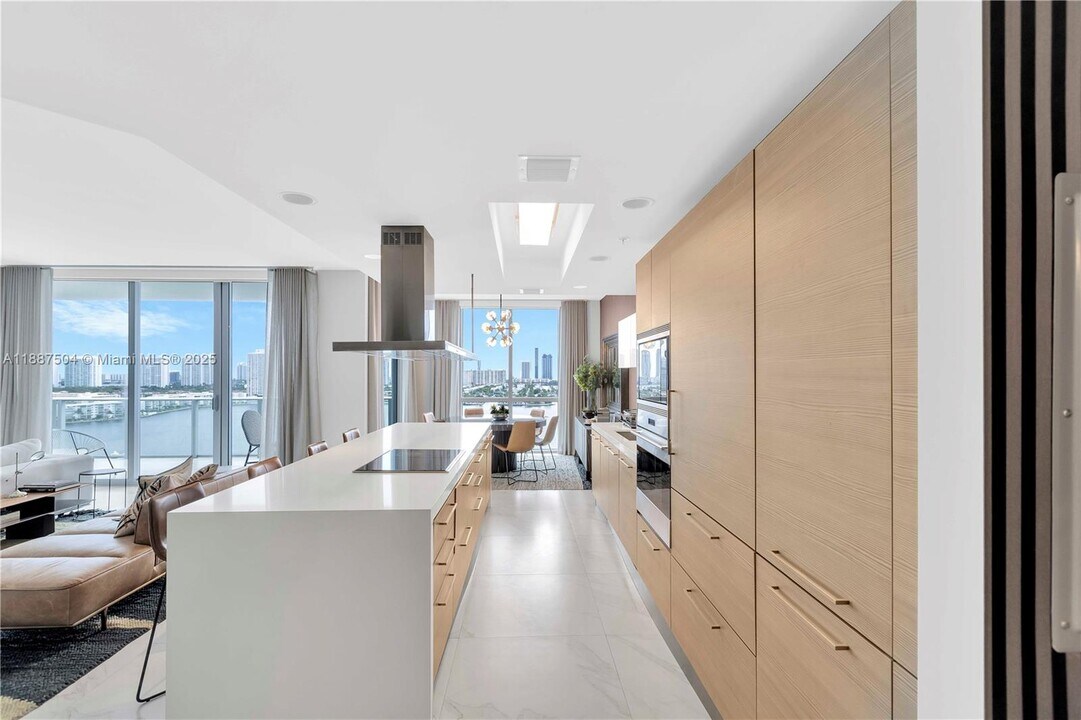 17111 Biscayne Blvd, Unit 1709 in North Miami Beach, FL - Foto de edificio