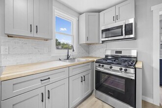 346 E Bernhard Ave in Hazel Park, MI - Foto de edificio - Building Photo