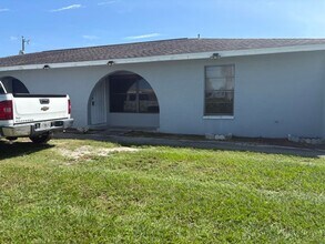 1110 SE 9th Ct in Cape Coral, FL - Building Photo - Building Photo
