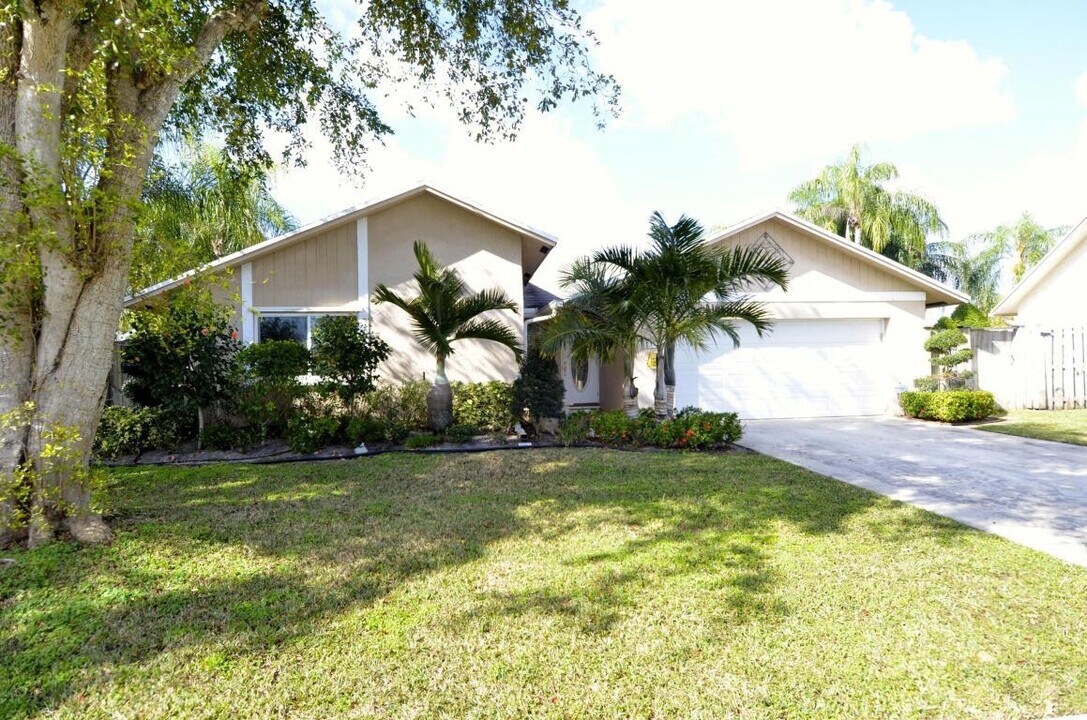 23157 SW 56th Ave in Boca Raton, FL - Building Photo