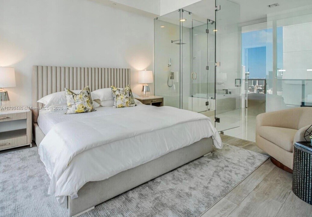 55 SW 9th St, Unit 4409 in Miami, FL - Building Photo