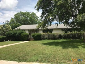 726 W San Antonio St in San Marcos, TX - Building Photo