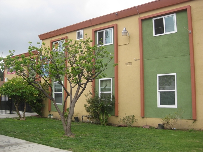 6935 Hinds Ave in North Hollywood, CA - Building Photo