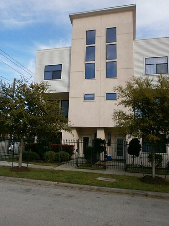 703 St Charles St in Houston, TX - Building Photo