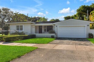 4930 Riviera Dr in Coral Gables, FL - Building Photo