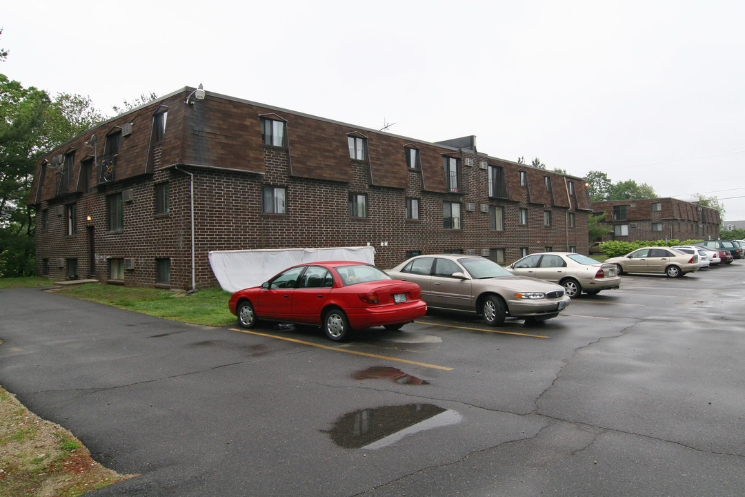 Burns Hill Apartments in Hudson, NH - Building Photo