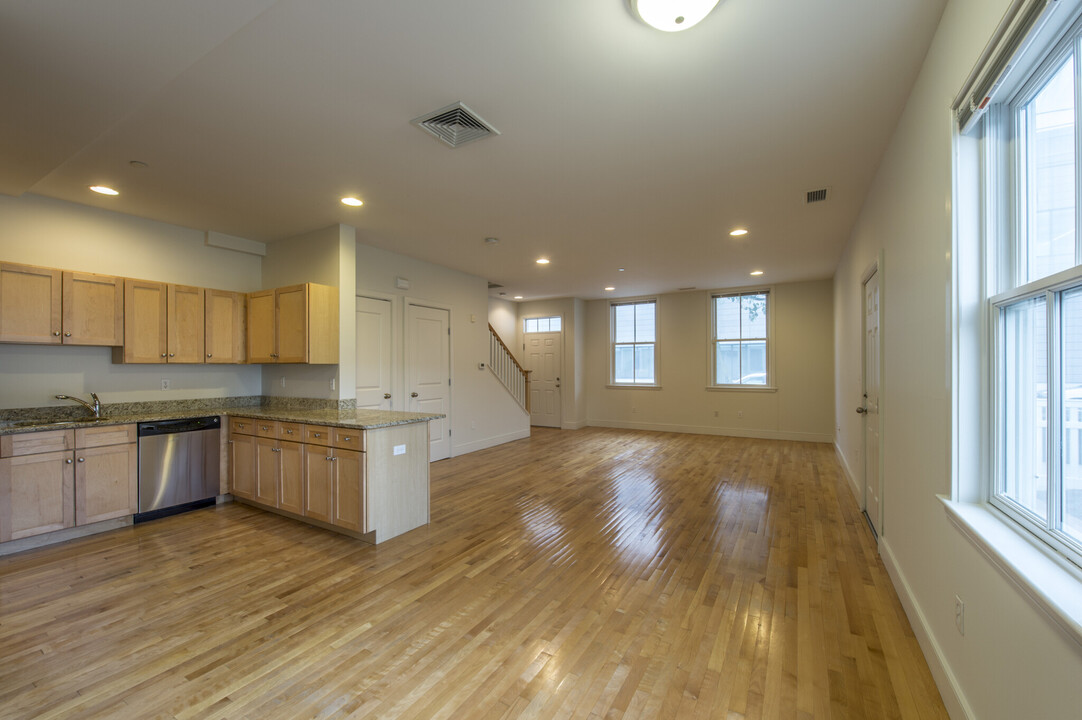 108 2nd St, Unit 2 BED 2.5 BATH in Cambridge, MA - Building Photo