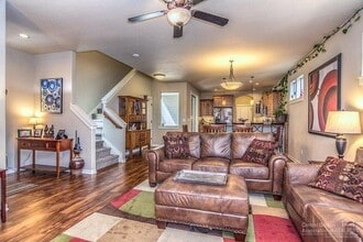 20758 NE Sierra Dr in Bend, OR - Foto de edificio - Building Photo