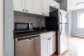 655 W Grace St, Unit 510 in Chicago, IL - Building Photo - Building Photo