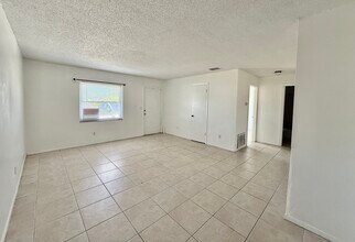6720 46th Ave W, Unit B in Bradenton, FL - Building Photo - Building Photo