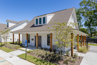 Oak Grove Townhomes in Prairieville, LA - Foto de edificio - Building Photo