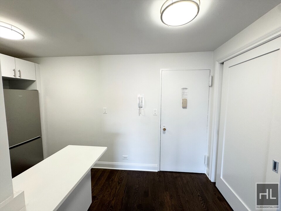 East 16 Avenue in New York, NY - Building Photo