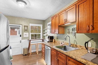 2601 NW Raleigh St, Unit 18 in Portland, OR - Foto de edificio - Building Photo