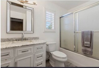 21553 Oak Dr in Santa Clarita, CA - Foto de edificio - Building Photo