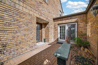 16 Town Oaks Pl in Bellaire, TX - Building Photo - Building Photo