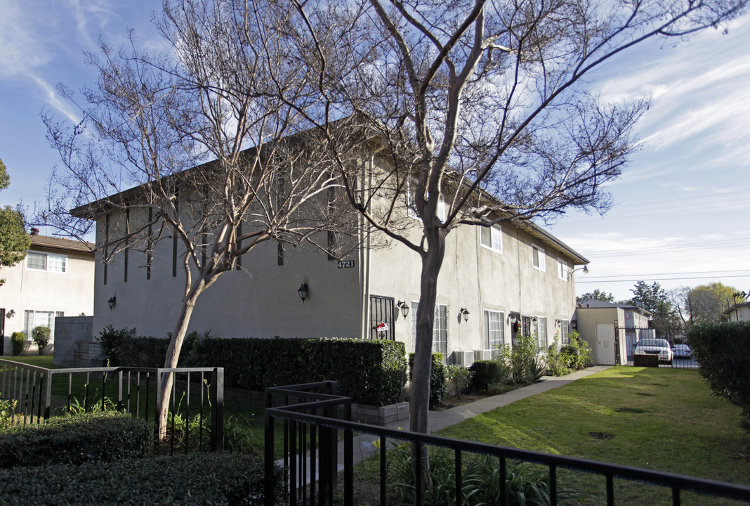 4721 Canoga St in Montclair, CA - Building Photo