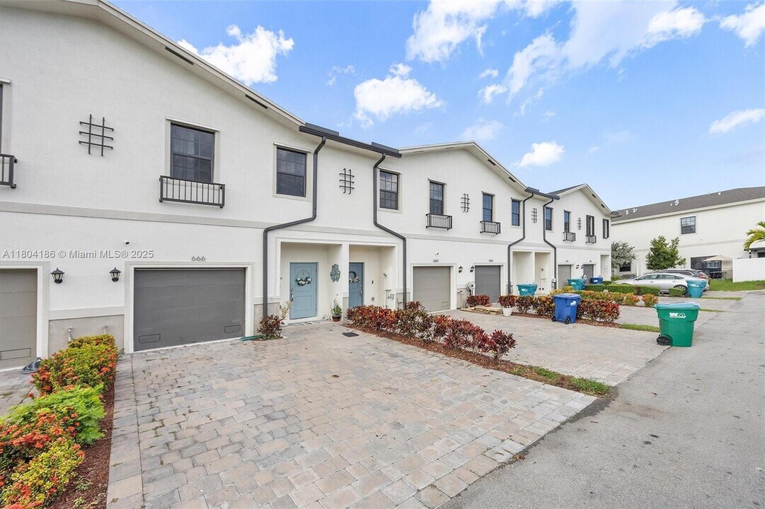 666 SW 12th St in Florida City, FL - Building Photo