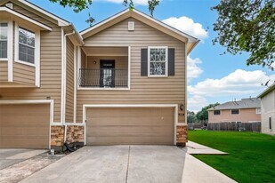 6027 Shadow Isle Ln in Houston, TX - Building Photo