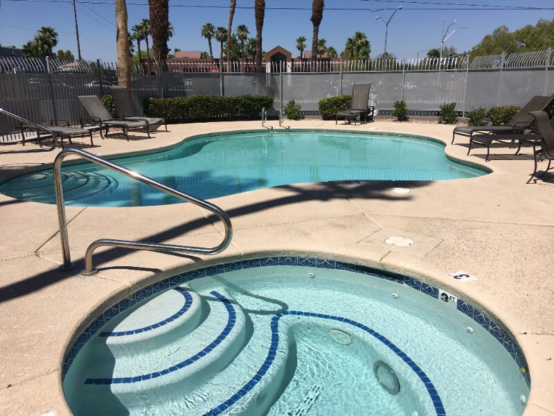 5525 W Flamingo Rd in Las Vegas, NV - Building Photo