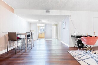 8105 Lagos De Campo Blvd in Tamarac, FL - Building Photo - Building Photo