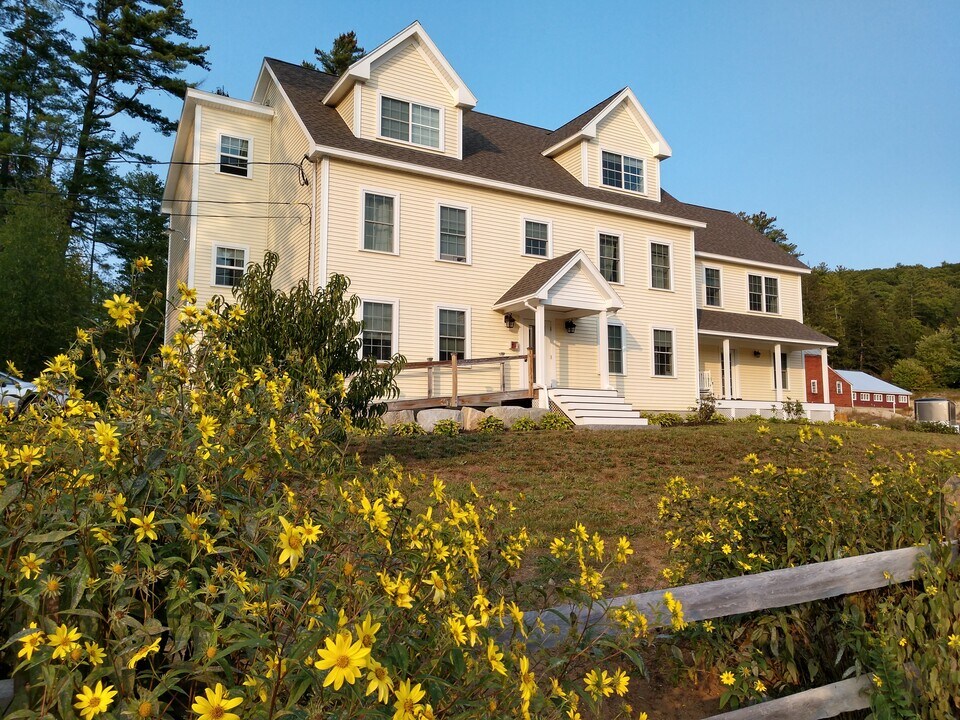 816 New Hampshire Rte 175 in Holderness, NH - Building Photo
