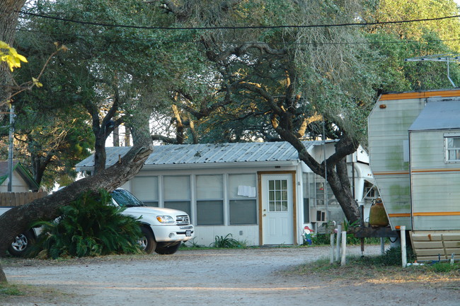 Shamrock Trailer Park in Aransas Pass, TX - Foto de edificio - Building Photo