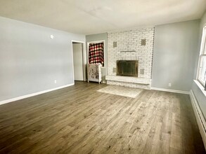 680 Stamp Dr in Elkhart, IN - Foto de edificio - Building Photo