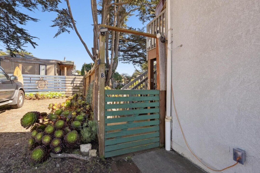 502 Vermont Ave in Moss Beach, CA - Foto de edificio