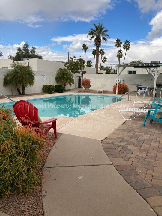 8010 E Oak St in Scottsdale, AZ - Building Photo