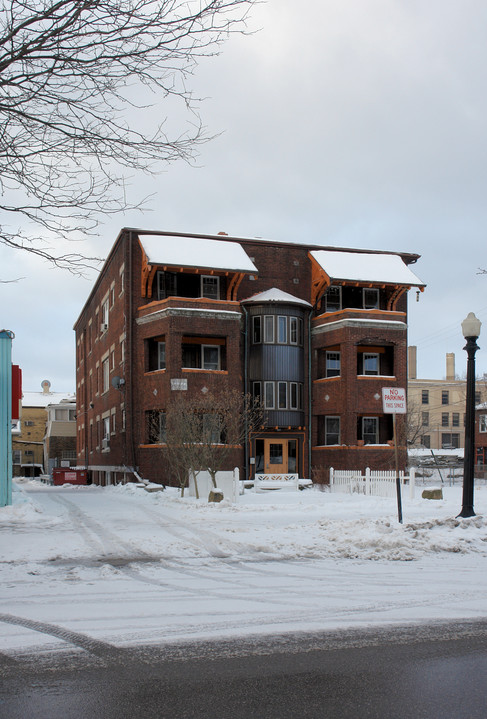 798 W Market St in Akron, OH - Building Photo